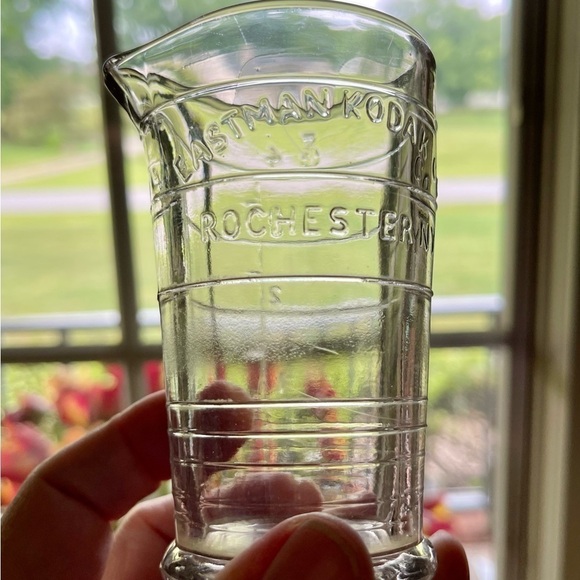 EASTMAN KODAK, VINTAGE GLASS MEASURING BEAKER.  2 3/4”W X 4”H X 2”BASE - Picture 3 of 6